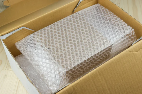 Burbujas que cubren la caja por envoltura de burbujas para productos de protección —  Fotos de Stock