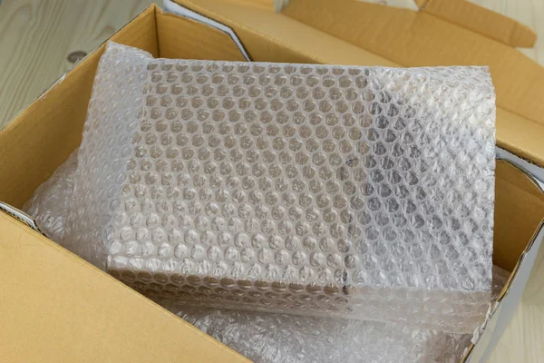 Bubblor som täcker boxen med bubbelplast för skydds produkt — Stockfoto