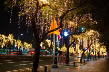 Dekoratif açık dize ışıklar bahçedeki ağaç üzerinde asılı bir
