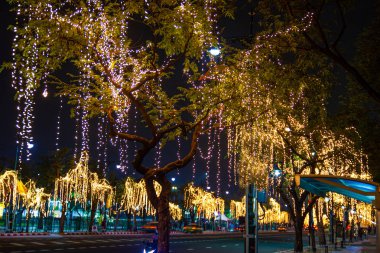 Dekoratif açık dize ışıklar bahçedeki ağaç üzerinde asılı bir