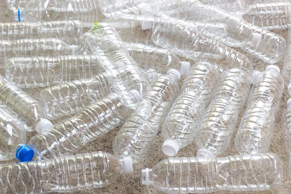 Пластиковые бутылки, концепция Сокращение использования пластиковых бутылок повторного использования — стоковое фото