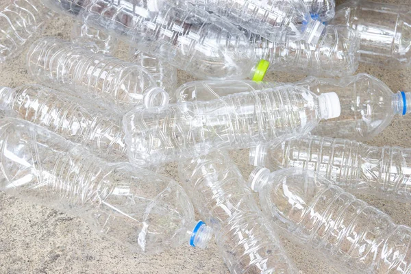 Пластиковые бутылки, концепция Сокращение использования пластиковых бутылок повторного использования — стоковое фото