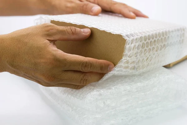 Rękę człowieka trzymać Bubbles obejmujące pudełko przez Bubble Wrap dla Pro — Zdjęcie stockowe