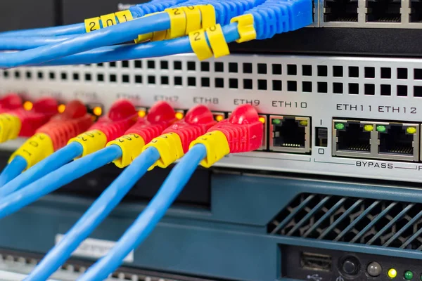 LAN bağlantı noktasını bağlamak için ağ kabloları 