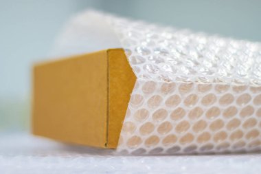 Koruma ürün için kabarcık wrap ile kutuyu kaplayan kabarcıklar 