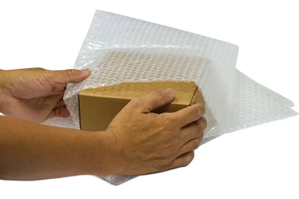 Рука человека держать пузыри покрывая коробку пузырьком обертывания для профессионалов — стоковое фото