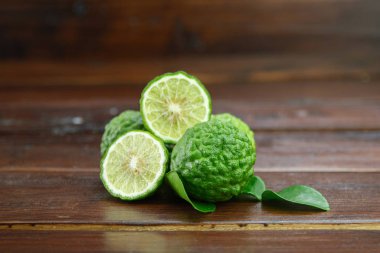 ahşap masada yarısında kesilmiş ile taze meyveler Bergamot.