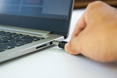 hand man usb bağlantı noktasına flash sürücü bağlamak 