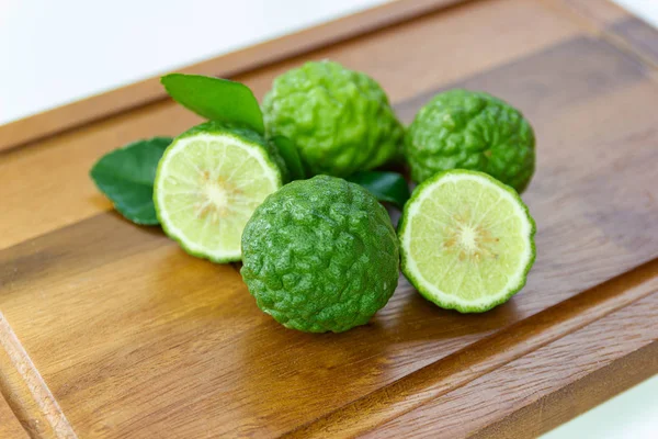 Färsk frukt bergamott med halverat på trä bord. — Stockfoto