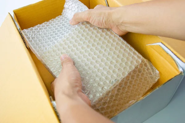 Hand of man hold bubble wrap, for protection parcel product crac — Stock Photo, Image