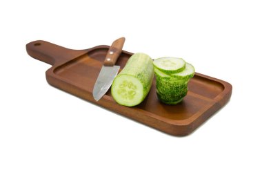 Ahşap tepside dilimlenmiş taze salatalık