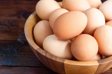 Ahşap bardak birçok yumurta