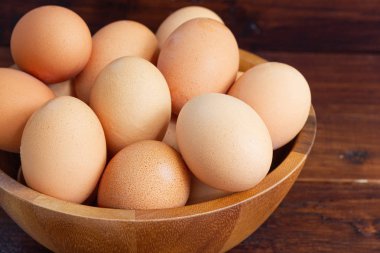 Ahşap bardak birçok yumurta