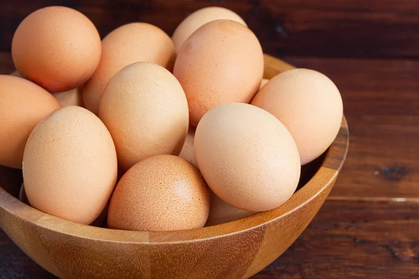 Ahşap bardak birçok yumurta