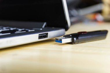 USB portu Conncet için dizüstü bilgisayar ile Flash sürücü 