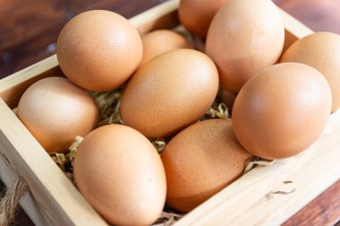 Ahşap bardak birçok yumurta