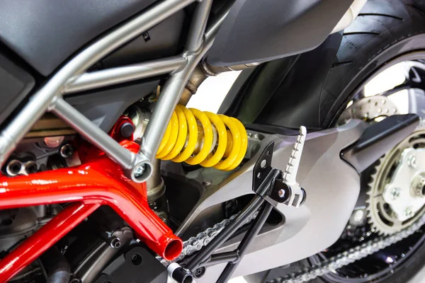 Gele schokdempers voor motorfiets om schokken te absorberen — Stockfoto