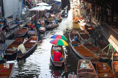Damnoen Saduak Yüzer Pazarı, Tayland:- Mayıs 18, 2019 :- Bu Tayland yüzen bir pazar ve bir tekne almak sonra Floating Market Damnoen Saduak, Tayland büyük bir tur var