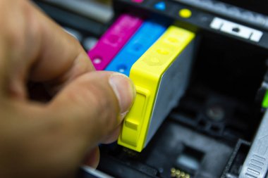 Teknisyenler renkli yazıcı inkjet kartuşu kurarken