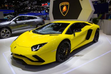 Otomobil gösterileri ve diğer sergide araba gösterisi lamborghini