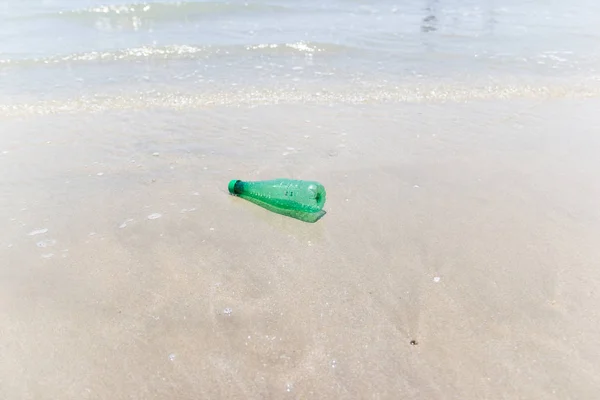 Müll und Plastikflaschen und schmutzige Abfälle am Strand — Stockfoto