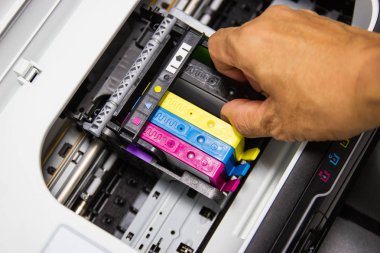 Teknisyenler renkli yazıcı inkjet kartuşu kurarken