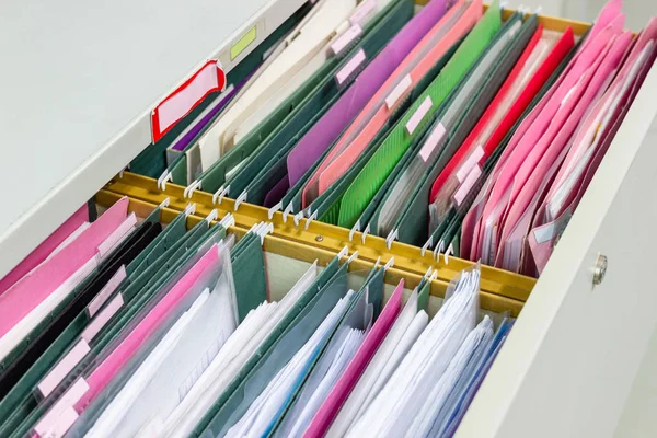 Documento de arquivos de pastas de arquivos pendurados em uma gaveta em um todo — Fotografia de Stock