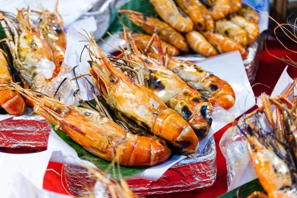 Gegrillte Garnelen mit Meeresfrüchten Streetfood aus Thailand — Stockfoto