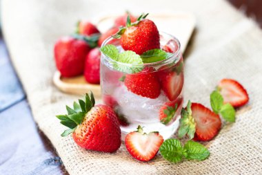 taze çilek mohito kokteyl buz ve nane cam 