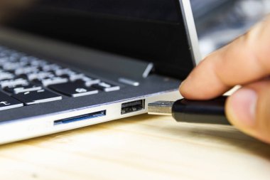 El adam tutun Flash sürücü USB bağlantı noktasına bağlanma 