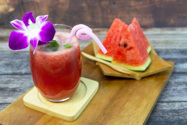 Tatlı karpuz suyu ve meyve suyu 