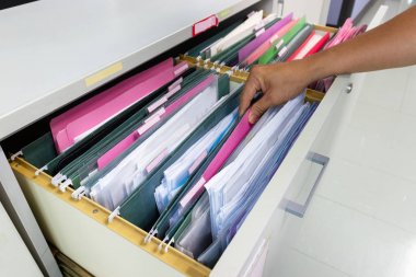 İş yerinde bir dosya dolabında Adam Arama dosyaları belge nin Eli 