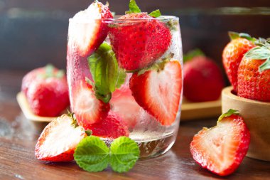 taze çilek mohito kokteyl buz ve nane cam 