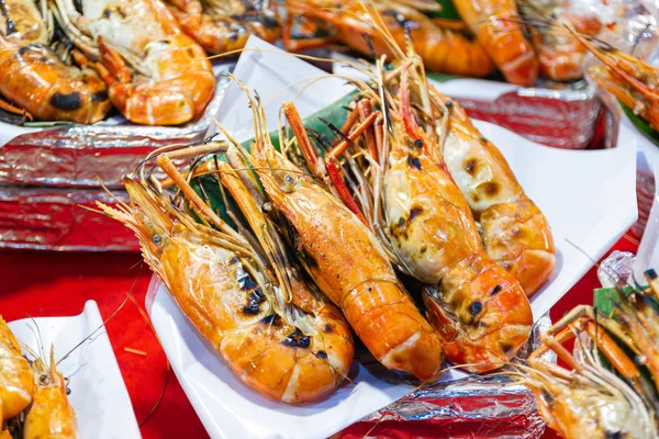 Camarões grelhados de frutos do mar Comida de rua da Tailândia — Fotografia de Stock