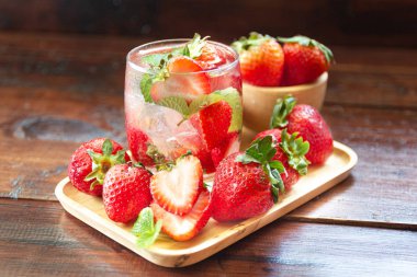 taze çilek mohito kokteyl buz ve nane cam 