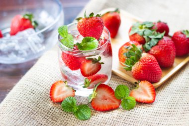 taze çilek mohito kokteyl buz ve nane cam 