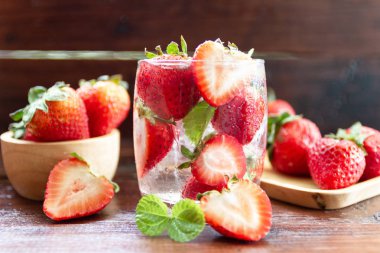 taze çilek mohito kokteyl buz ve nane cam 