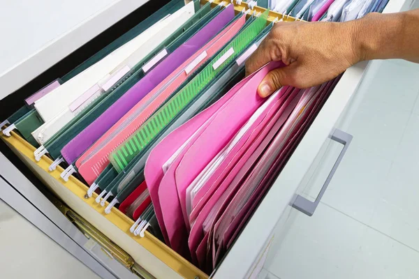 Hand of Man Rechercher des fichiers document dans un classeur dans le bureau de travail — Photo