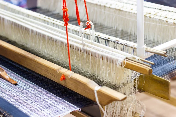 Equipamento de tecelagem Tecelagem doméstica - Detalhe do tear de tecelagem — Fotografia de Stock