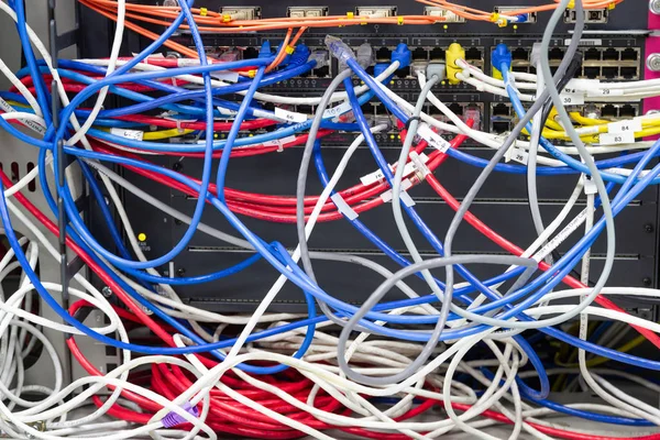 서버룸 케이블의 케이블 네트워크가 얽혀 — 스톡 사진