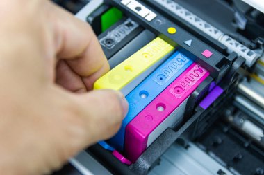 Teknisyenler renkli yazıcı inkjet kartuşu kurarken