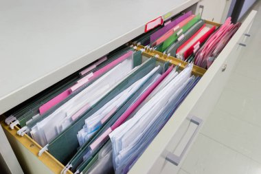 Bir bütün bir çekmecede dosya klasörleri asılı dosyaları belge 