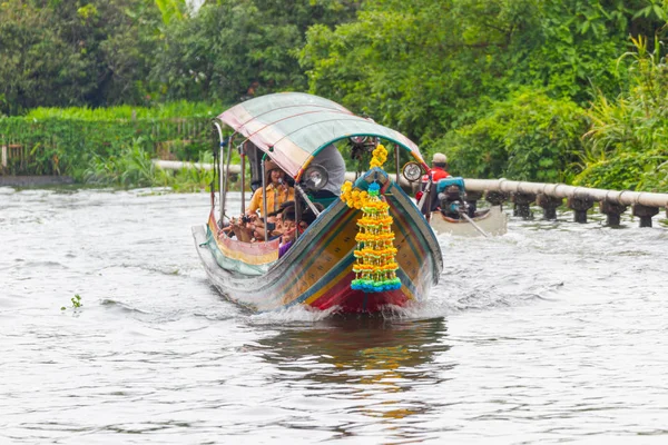 Служба Boat Express підтримує людей, подорожуючих та води — стокове фото