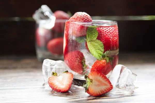 Свіжий полуничний мохіто-коктейль з льодом і м'ятою в склянці — стокове фото
