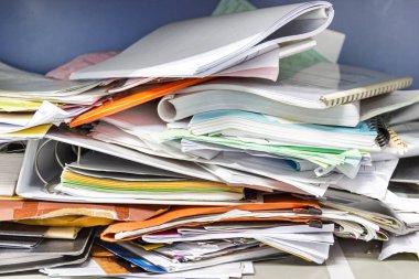 Çalışma ofisindeki dosya dolaplarında dağınık dosya ve ofis malzemeleri 