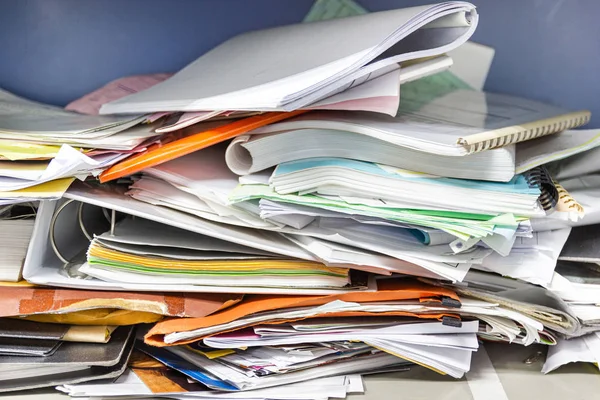 Documento de arquivo confuso e suprimentos de escritório em armários de arquivamento no escritório de trabalho — Fotografia de Stock