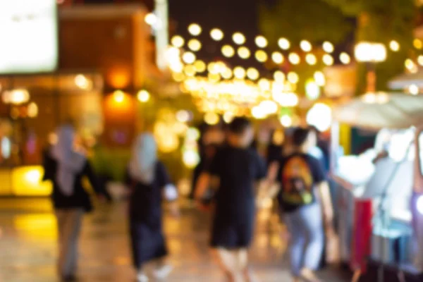 Unklares Bild vom Nachtfest auf dem Markt: Menschen gehen spazieren und shoppen entspannt — Stockfoto