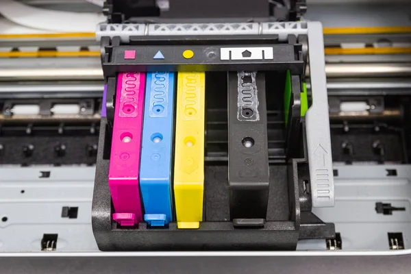 O cartucho de jato de tinta de impressora a cores — Fotografia de Stock