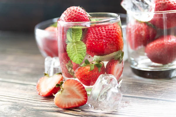Клубничный коктейль со льдом и мятой в стакане — стоковое фото