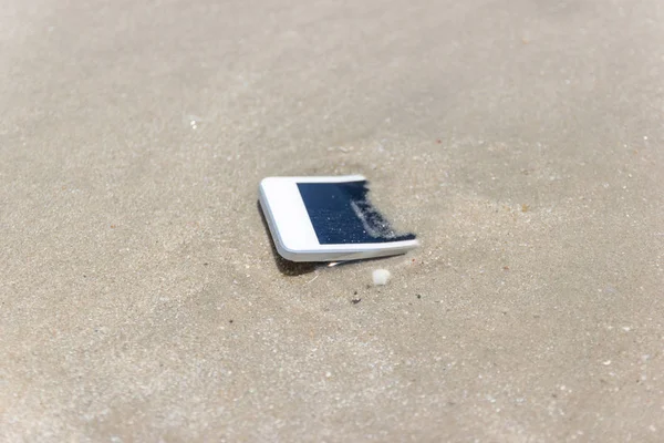 Cellulare bianco galleggiato al mare in spiaggia . — Foto Stock